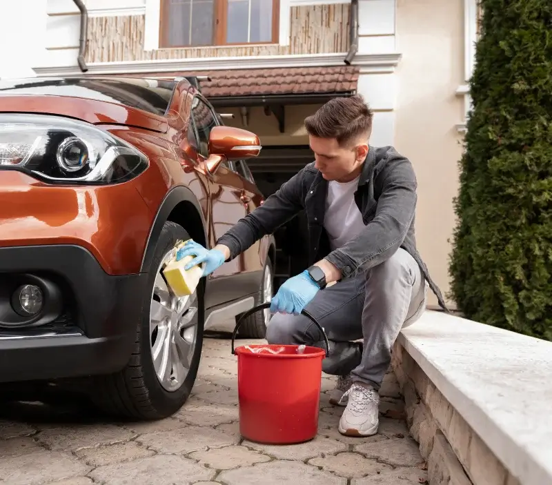 Lavage auto à domicile Saint-Jean-Trolimon : professionnel intervenant sur un véhicule